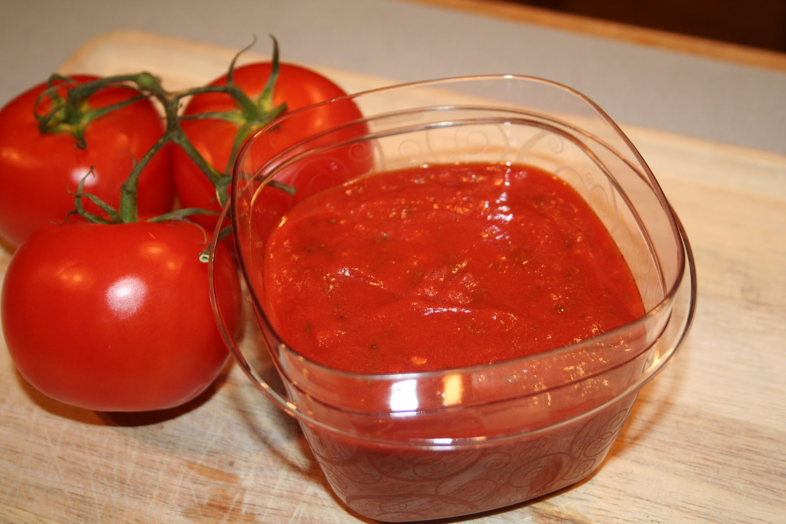Вкусный рецепт томатного соуса. Соус из помидор на зиму. Томатный соус из помидор. Томатный соус на зиму. Томатный соус на зиму из помидор.