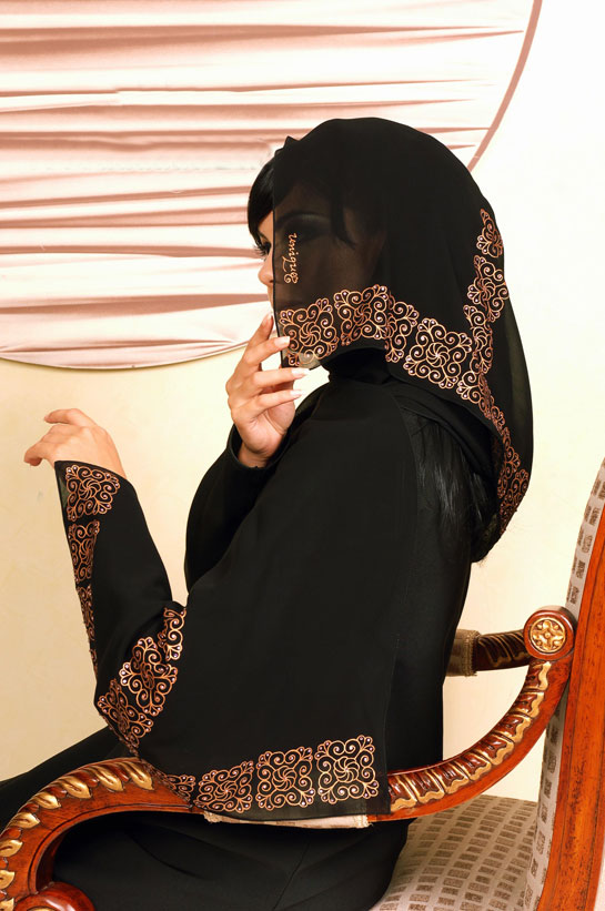 Ала даму. Арабская мода для женщин. Абая хиджаб 2021. Мусульманские Абая для женщин. Таджичка с закрытым лицом.